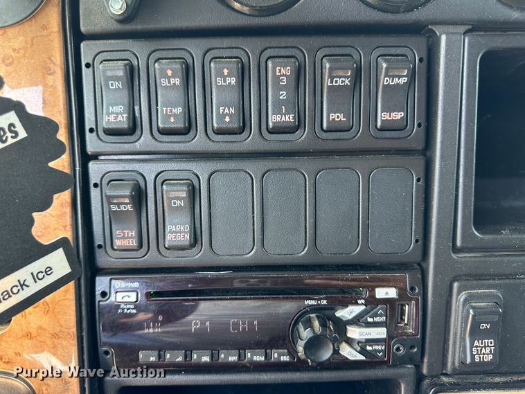 image for item NE9011 2016 International ProStar  semi truck