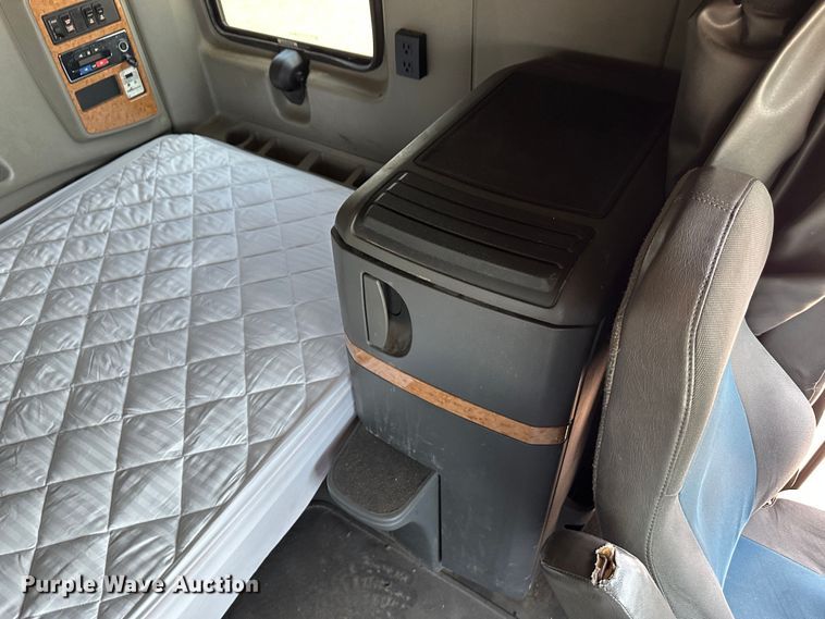 image for item NE9011 2016 International ProStar  semi truck