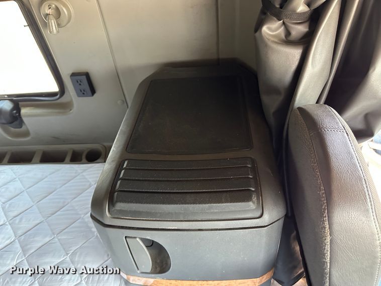 image for item NE9011 2016 International ProStar  semi truck