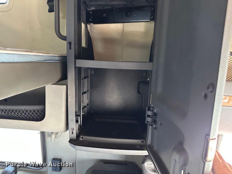 image for item NE9011 2016 International ProStar  semi truck