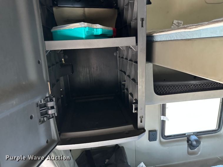 image for item NE9011 2016 International ProStar  semi truck