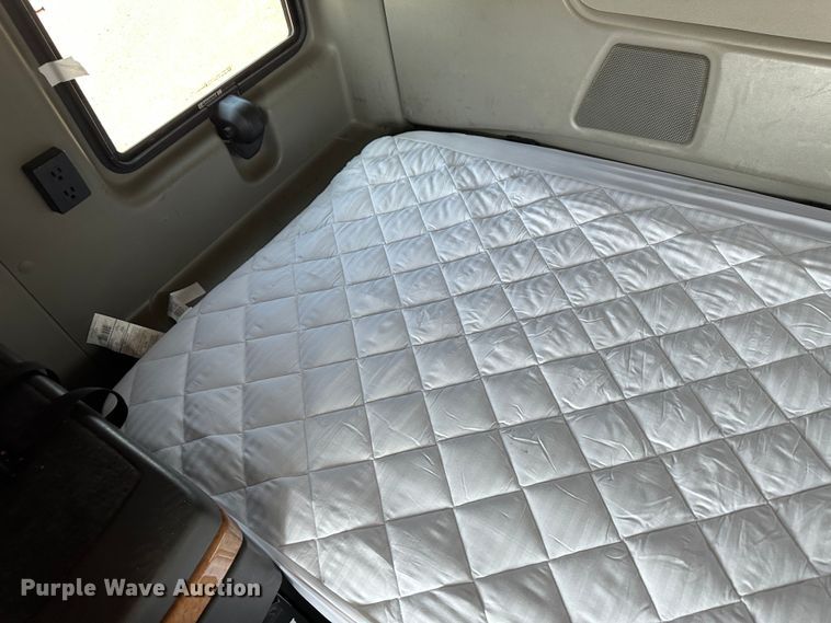 image for item NE9011 2016 International ProStar  semi truck