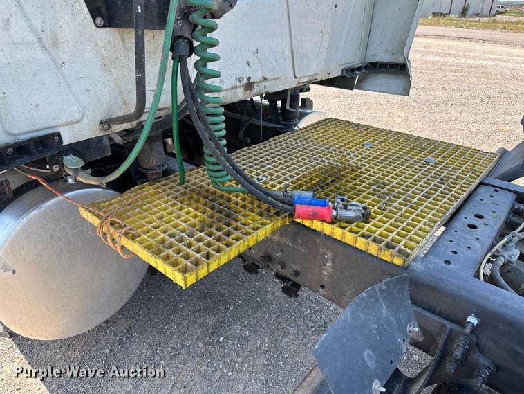 image for item NE9011 2016 International ProStar  semi truck