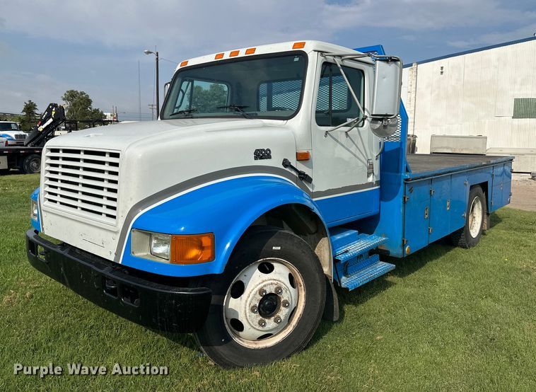 image for item NE9019 1996 International 4700  flatbed truck