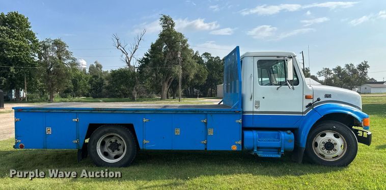 image for item NE9019 1996 International 4700  flatbed truck