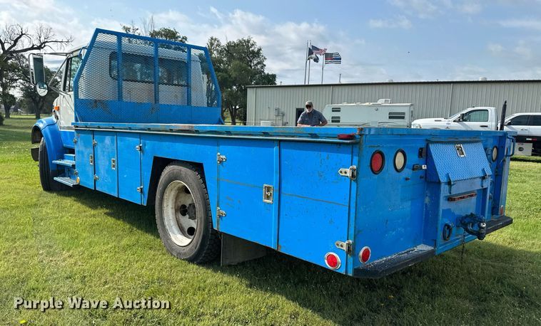 image for item NE9019 1996 International 4700  flatbed truck