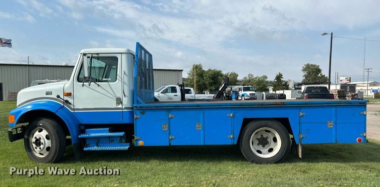 image for item NE9019 1996 International 4700  flatbed truck