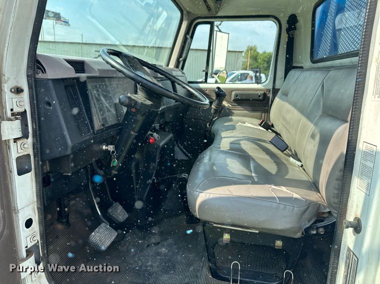 image for item NE9019 1996 International 4700  flatbed truck