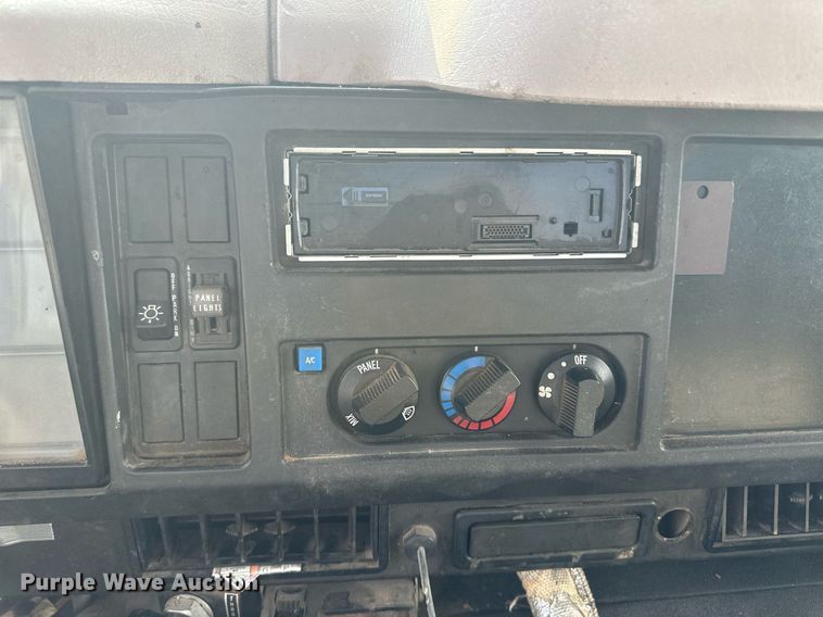 image for item NE9019 1996 International 4700  flatbed truck