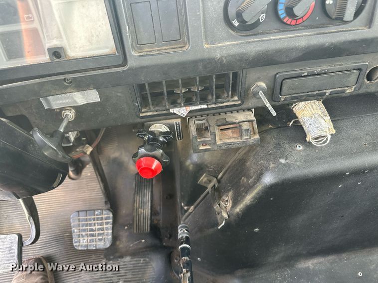 image for item NE9019 1996 International 4700  flatbed truck