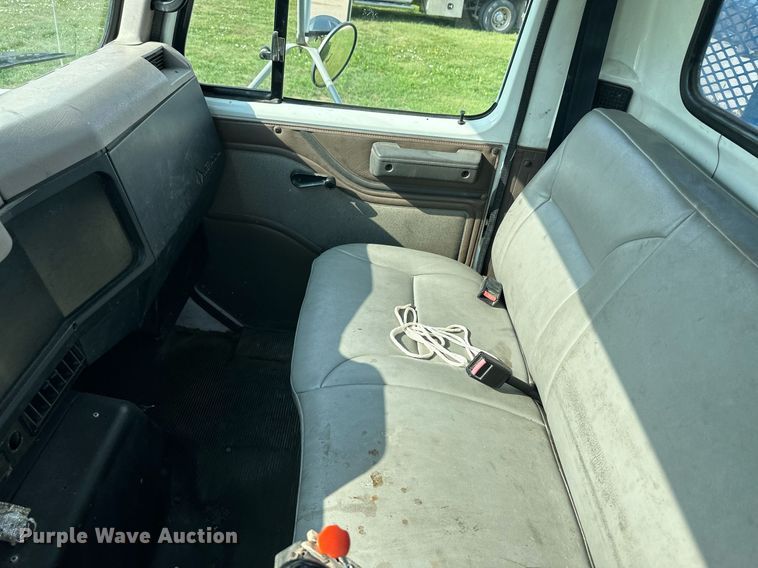 image for item NE9019 1996 International 4700  flatbed truck