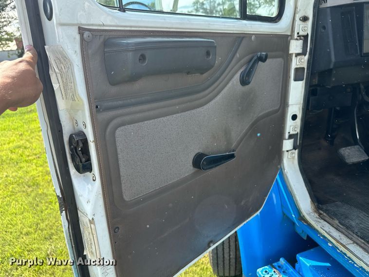 image for item NE9019 1996 International 4700  flatbed truck