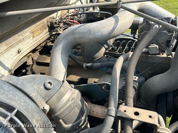 image for item NE9019 1996 International 4700  flatbed truck