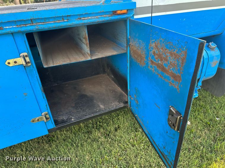 image for item NE9019 1996 International 4700  flatbed truck