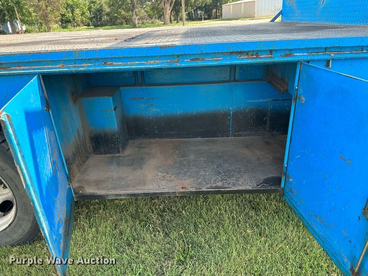 image for item NE9019 1996 International 4700  flatbed truck