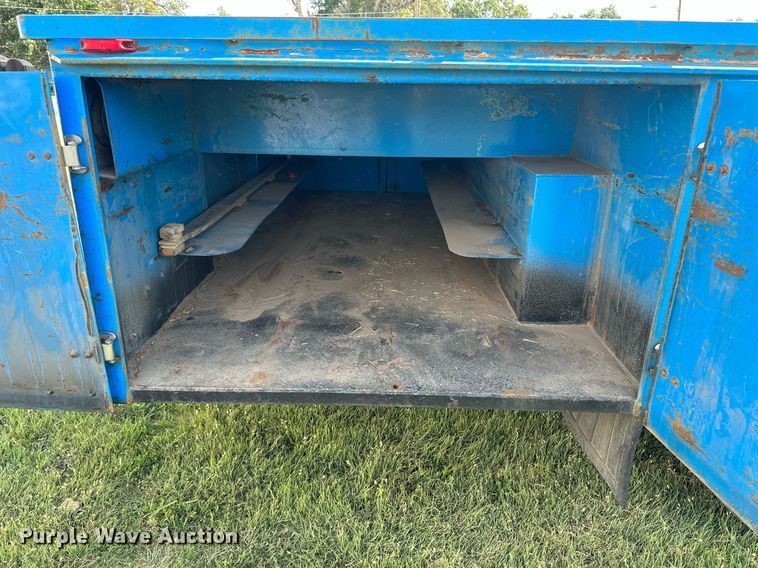 image for item NE9019 1996 International 4700  flatbed truck