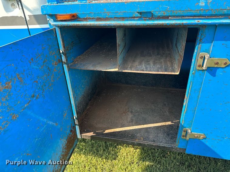 image for item NE9019 1996 International 4700  flatbed truck