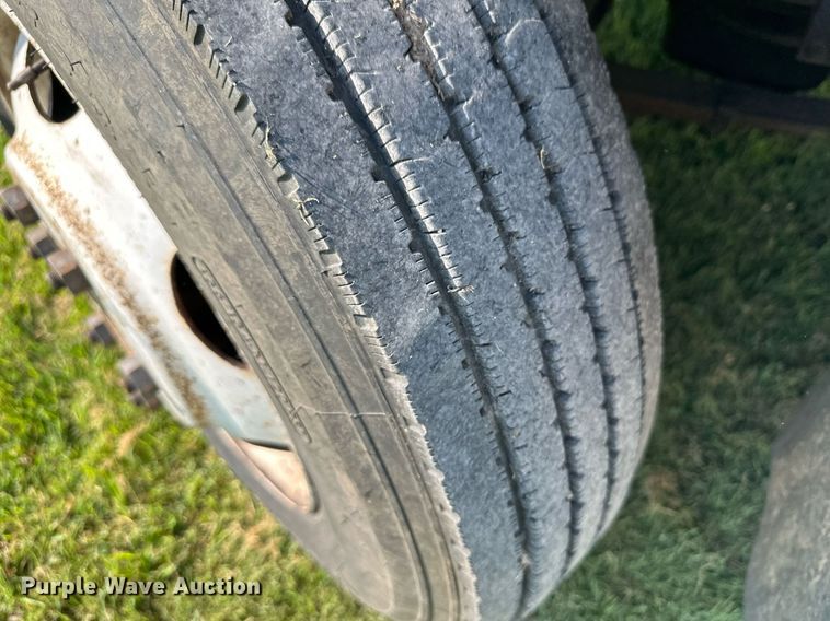 image for item NE9019 1996 International 4700  flatbed truck