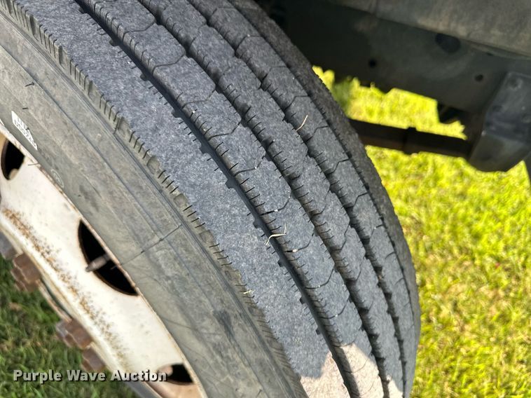 image for item NE9019 1996 International 4700  flatbed truck