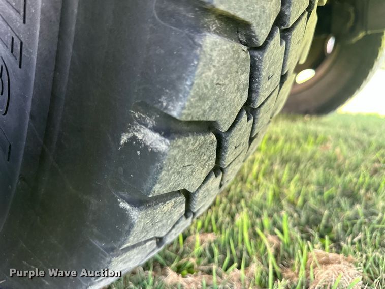 image for item NE9019 1996 International 4700  flatbed truck