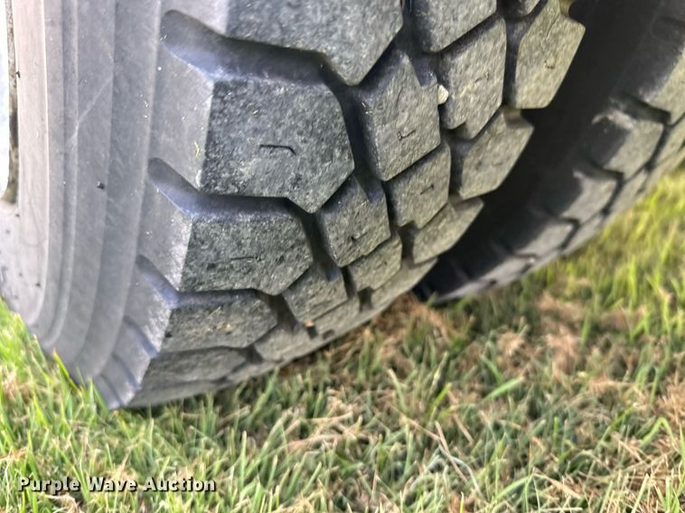 image for item NE9019 1996 International 4700  flatbed truck