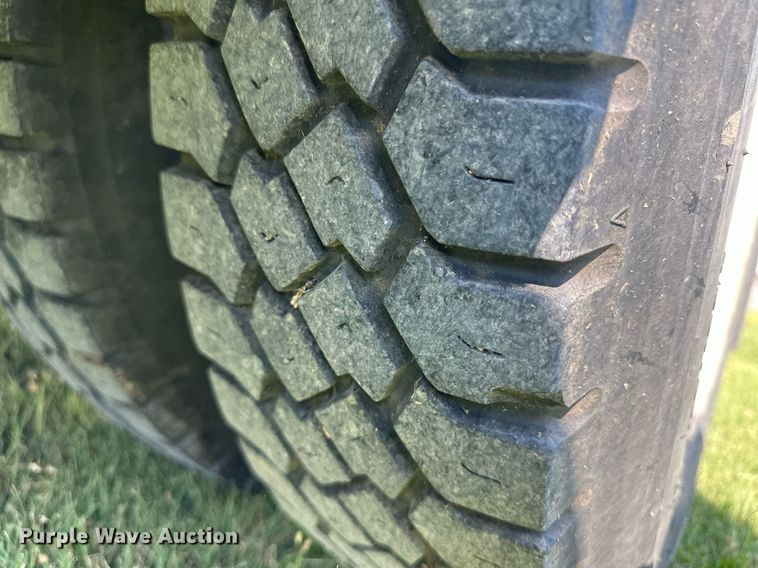 image for item NE9019 1996 International 4700  flatbed truck