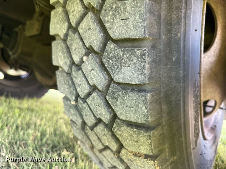 image for item NE9019 1996 International 4700  flatbed truck