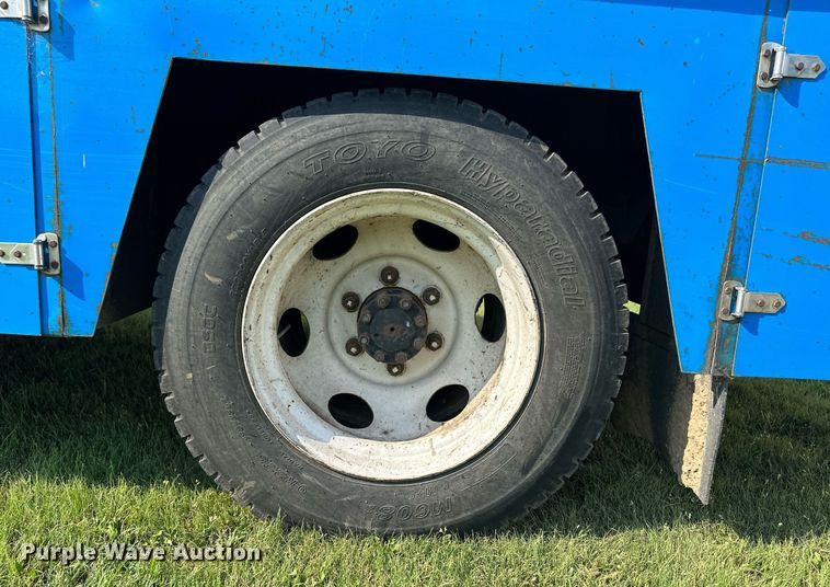 image for item NE9019 1996 International 4700  flatbed truck