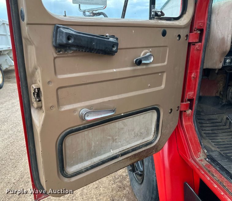 image for item NE9026 1980 International 1854  crane truck