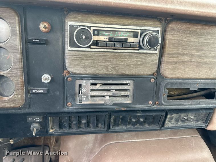 image for item NE9026 1980 International 1854  crane truck