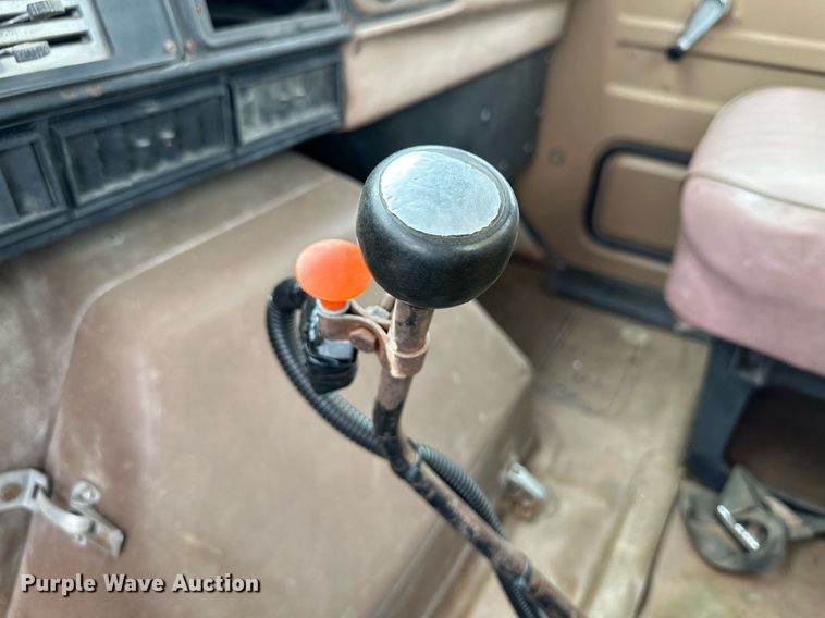 image for item NE9026 1980 International 1854  crane truck