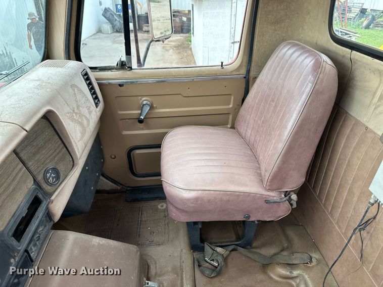 image for item NE9026 1980 International 1854  crane truck