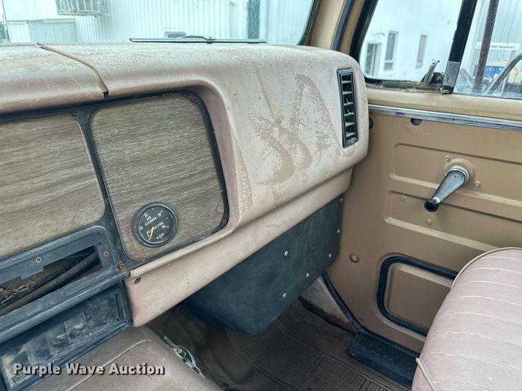 image for item NE9026 1980 International 1854  crane truck