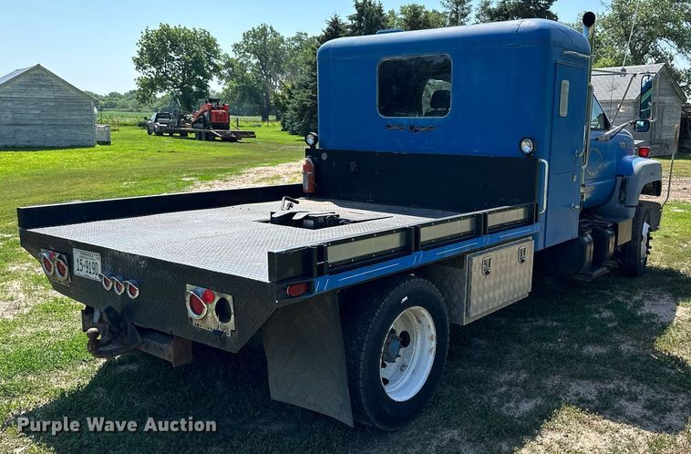 image for item NP9778 1994 GMC TopKick C6500  flatbed truck