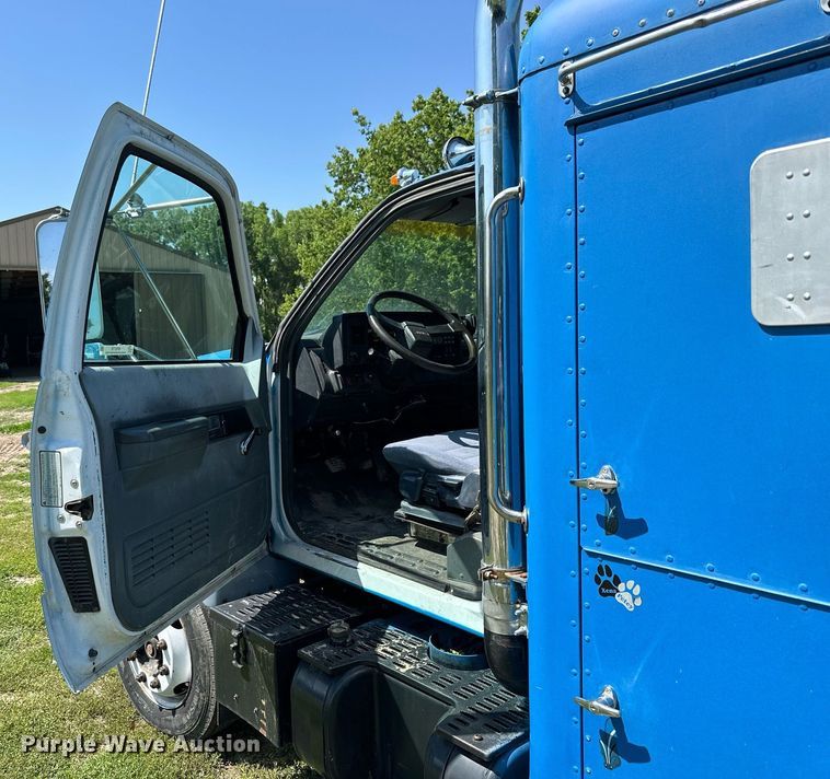 image for item NP9778 1994 GMC TopKick C6500  flatbed truck