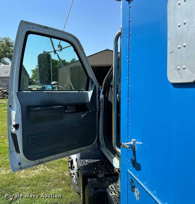 image for item NP9778 1994 GMC TopKick C6500  flatbed truck