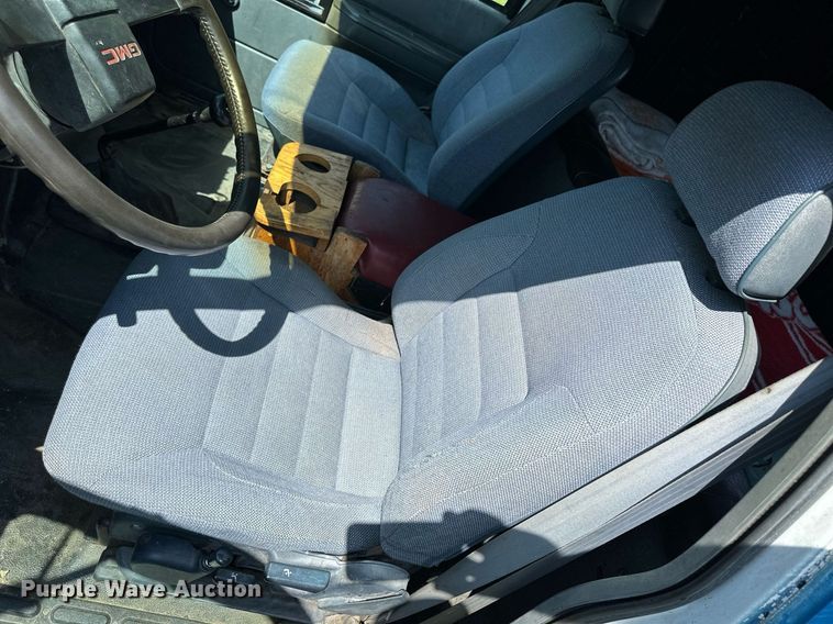 image for item NP9778 1994 GMC TopKick C6500  flatbed truck