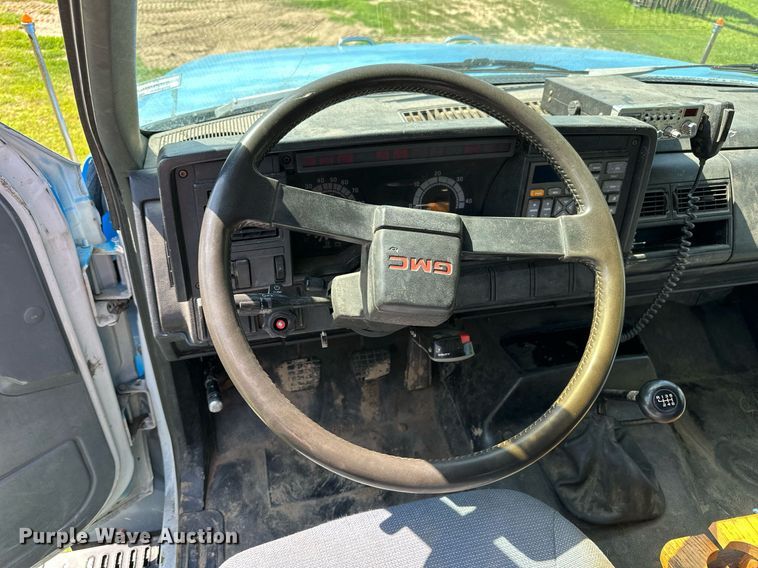 image for item NP9778 1994 GMC TopKick C6500  flatbed truck