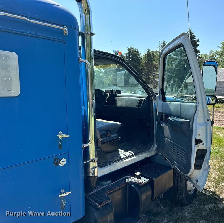 image for item NP9778 1994 GMC TopKick C6500  flatbed truck