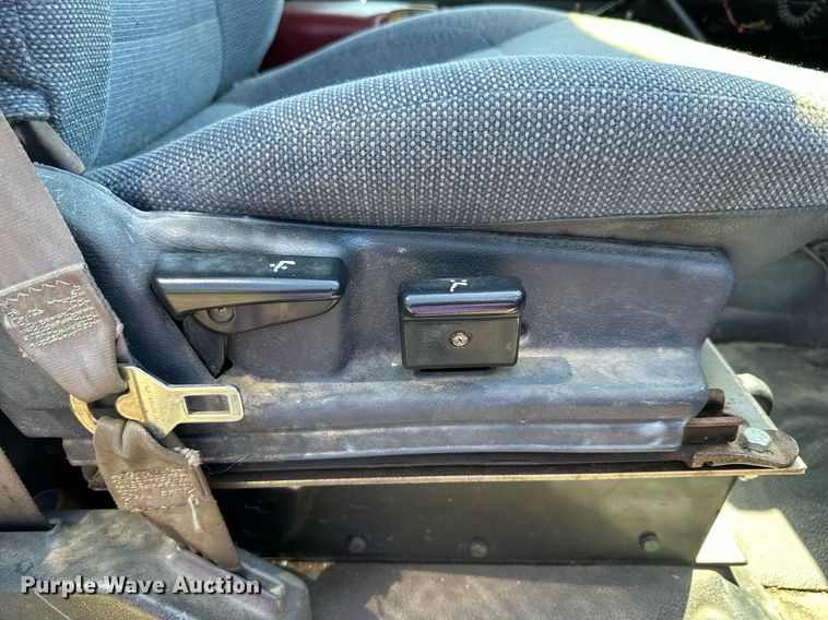 image for item NP9778 1994 GMC TopKick C6500  flatbed truck