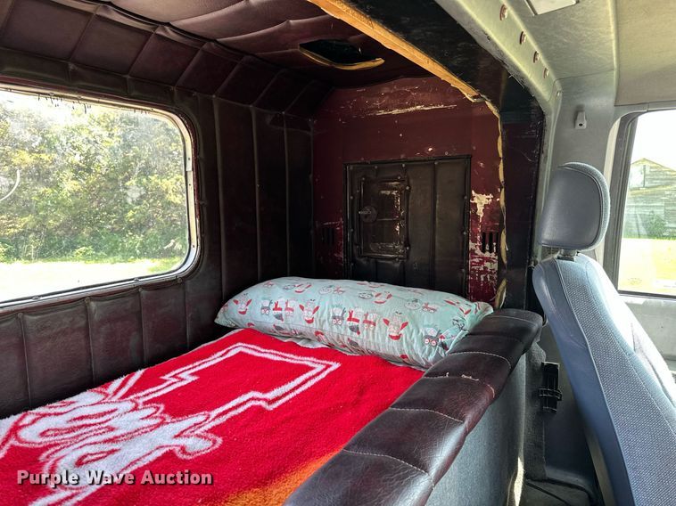 image for item NP9778 1994 GMC TopKick C6500  flatbed truck