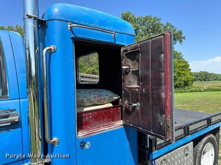 image for item NP9778 1994 GMC TopKick C6500  flatbed truck