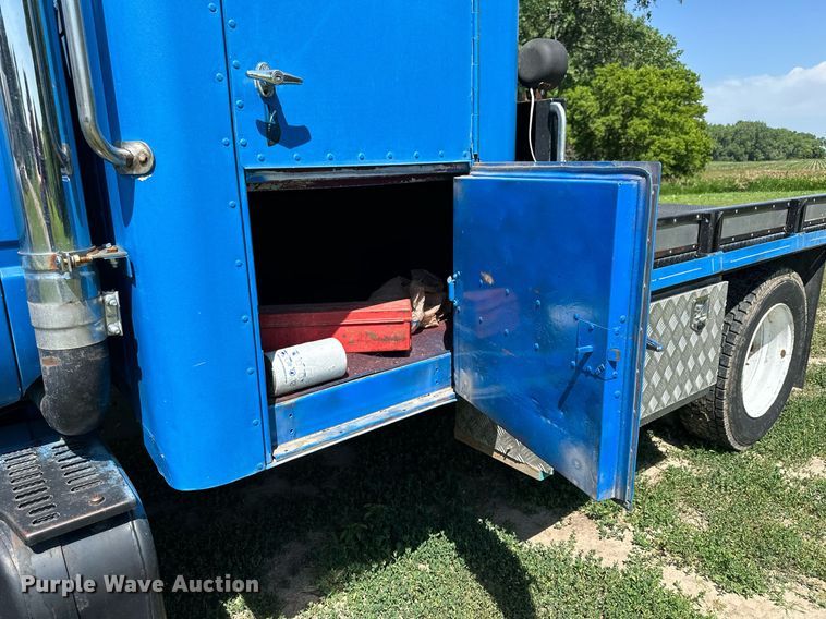 image for item NP9778 1994 GMC TopKick C6500  flatbed truck