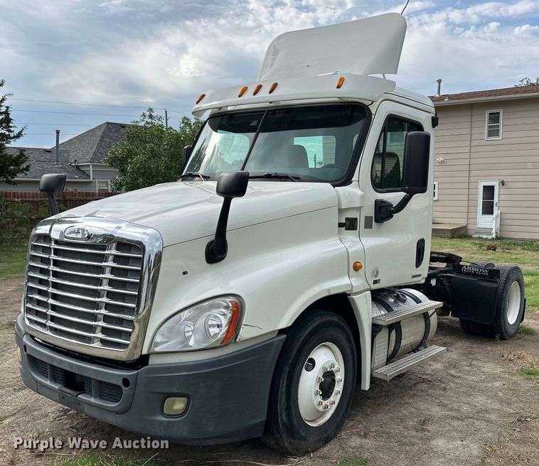 image for item NP9780 2012 Freightliner Cascadia  semi truck