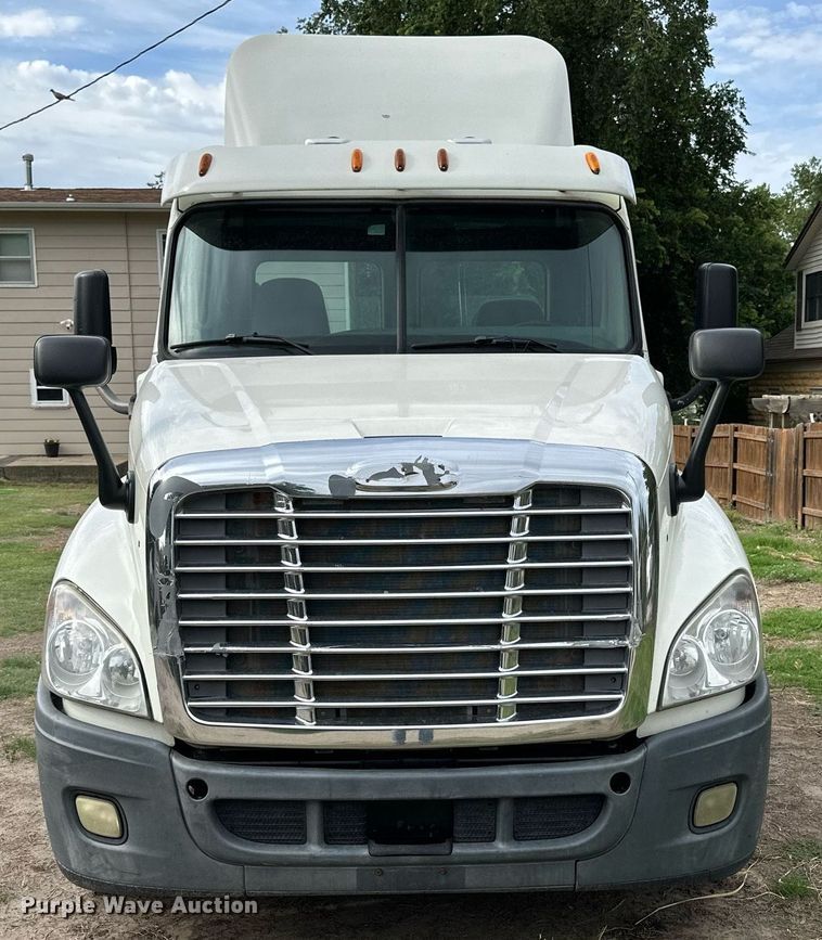 image for item NP9780 2012 Freightliner Cascadia  semi truck