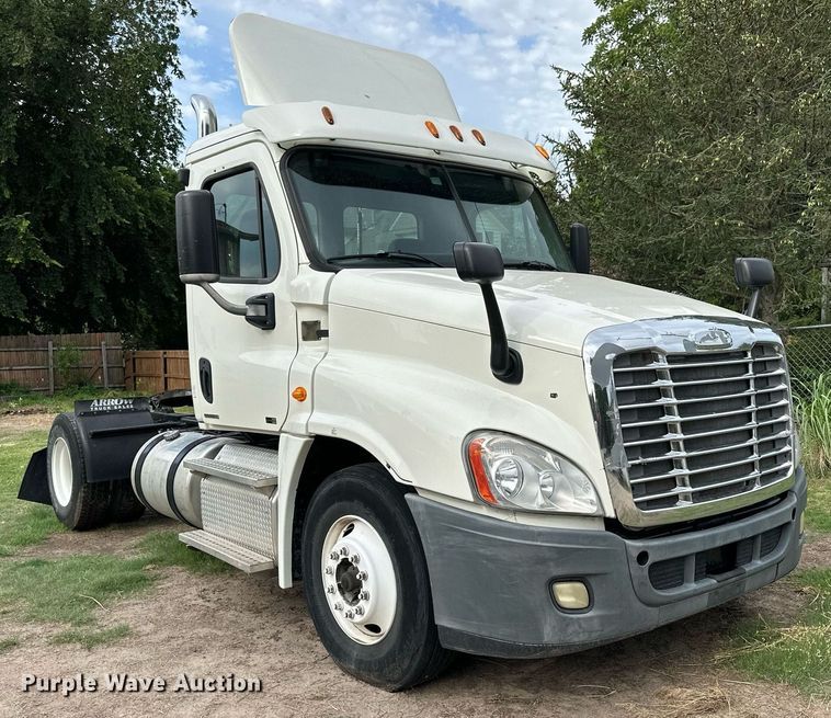 image for item NP9780 2012 Freightliner Cascadia  semi truck