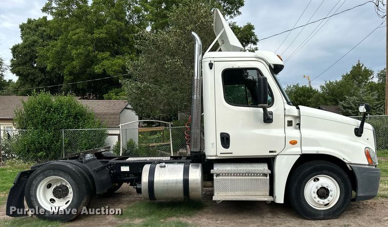 image for item NP9780 2012 Freightliner Cascadia  semi truck