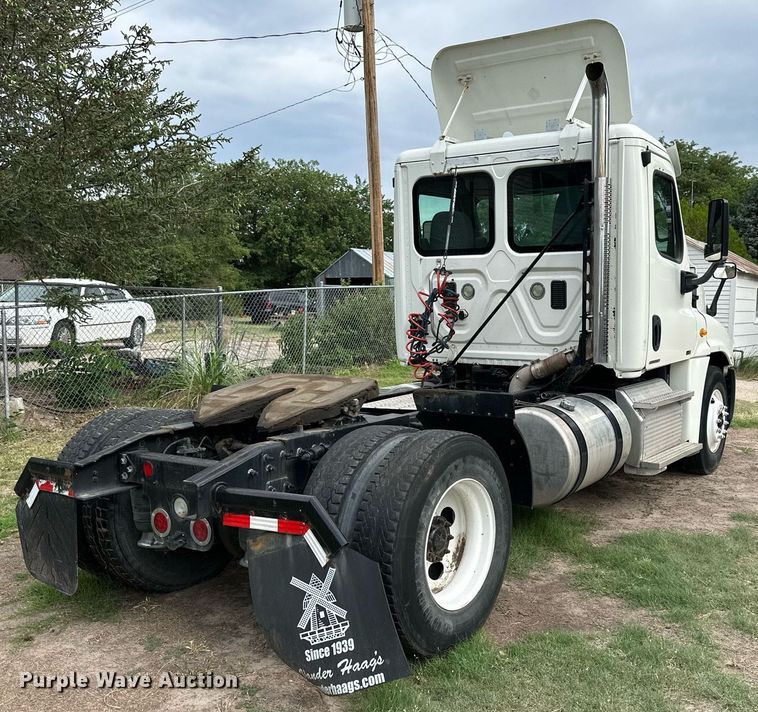 image for item NP9780 2012 Freightliner Cascadia  semi truck