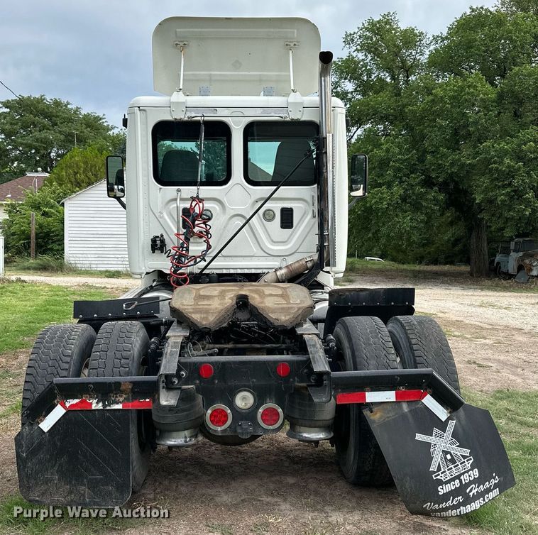 image for item NP9780 2012 Freightliner Cascadia  semi truck