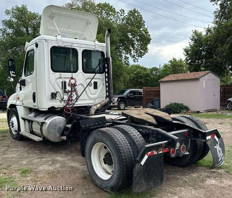 image for item NP9780 2012 Freightliner Cascadia  semi truck